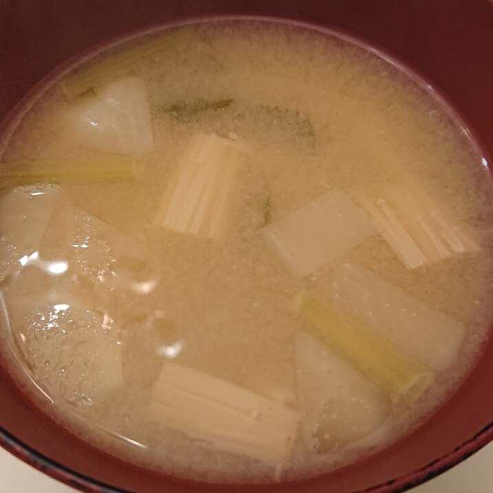 ほっと温まる カブとえのきの味噌汁